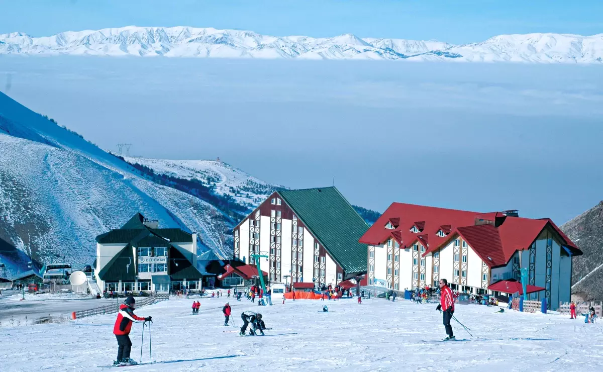 Erzurum\'da Düşen İlk Kar Kayak Sezonunu Başlattı!