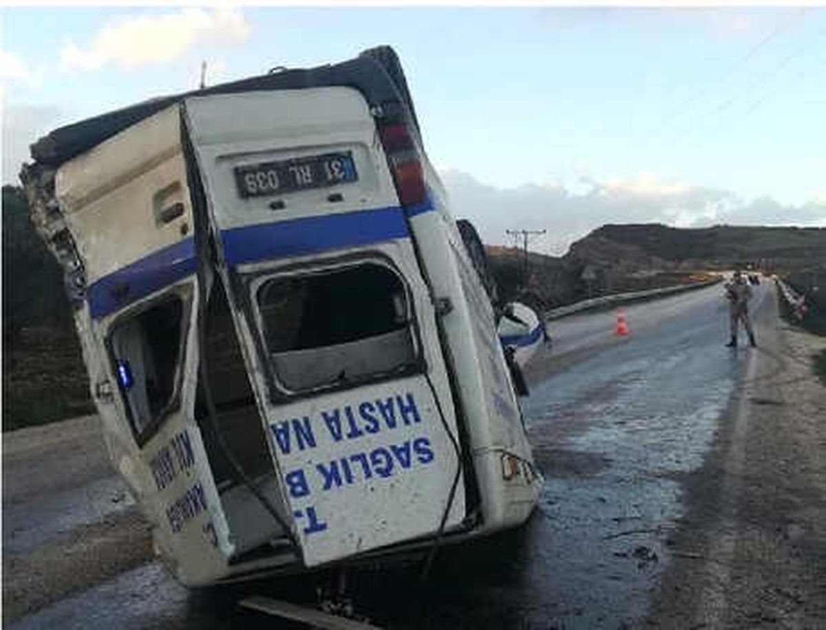 Hatay\'da Hasta Nakil Aracı Devrildi: 3 Yaralı