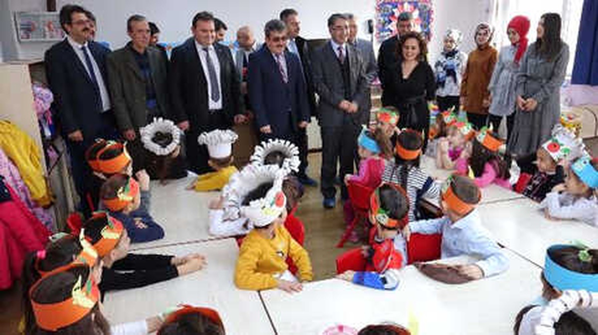 Havran\'da Öğrencilere 6 Ton Meyve Dağıtıldı