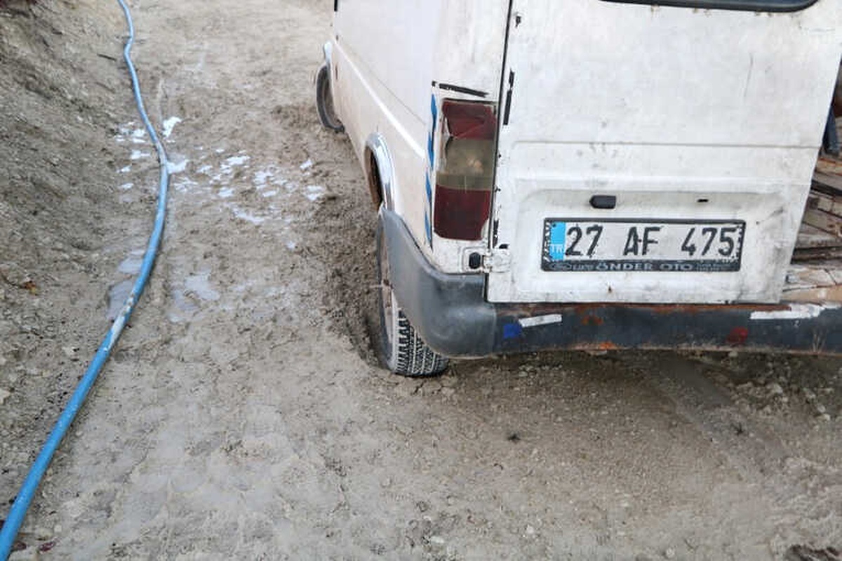 Hırsızlık Zanlılarının Bulunduğu Araç Çamura Saplandı