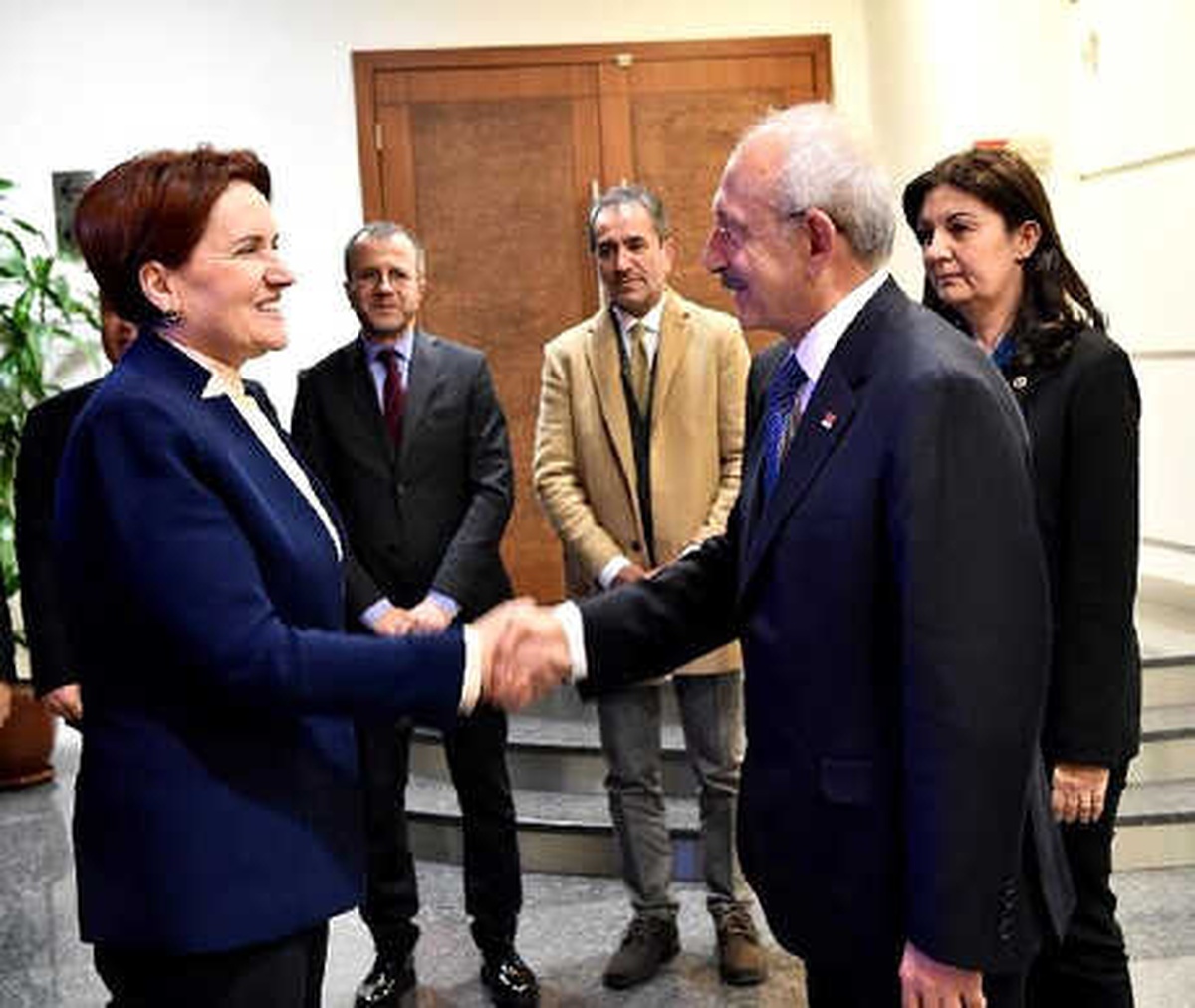 İyi Parti Genel Başkanı Akşener, CHP Genel Merkezi\'ne Geldi