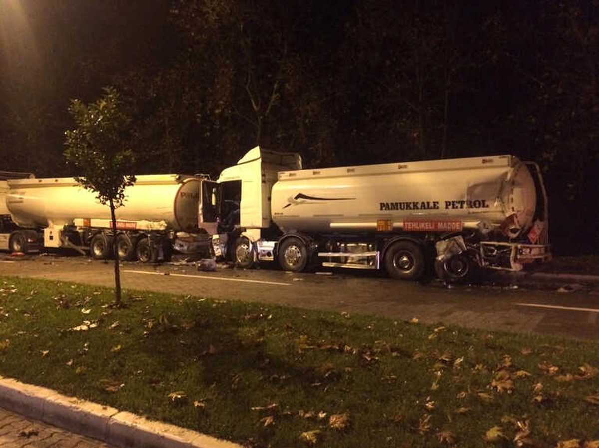 İzmir\'de Tankerler Çarpıştı, 4 Ton Mazot Yola Döküldü