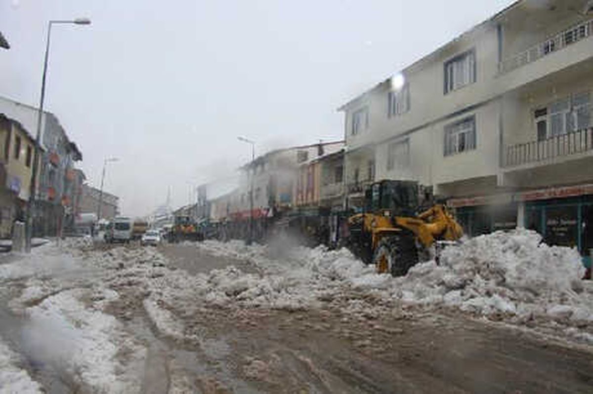 Karlıova\'da 15 Köy Yolu Ulaşıma Kapandı