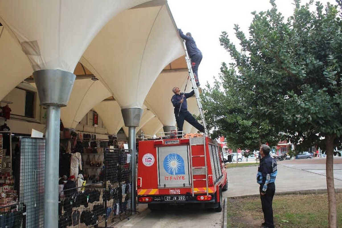 Manavgat\'ta İtfaiyeden Kedi Kurtarma Operasyonu