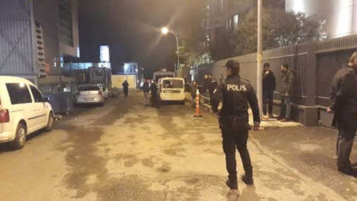 Polis Kısıklı\'daki Bir Holding Binasında Bomba İhbarı Üzerine Arama Yapıyor (1)