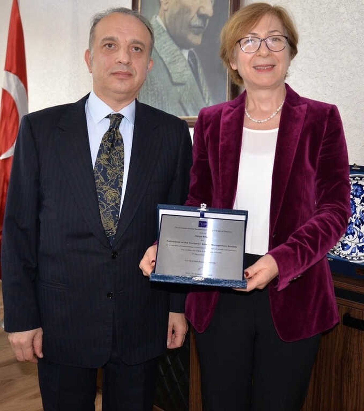 Prof. Dr. Bilgin\'e Avrupa Havayolu Yönetimi Derneği\'nden Diploma