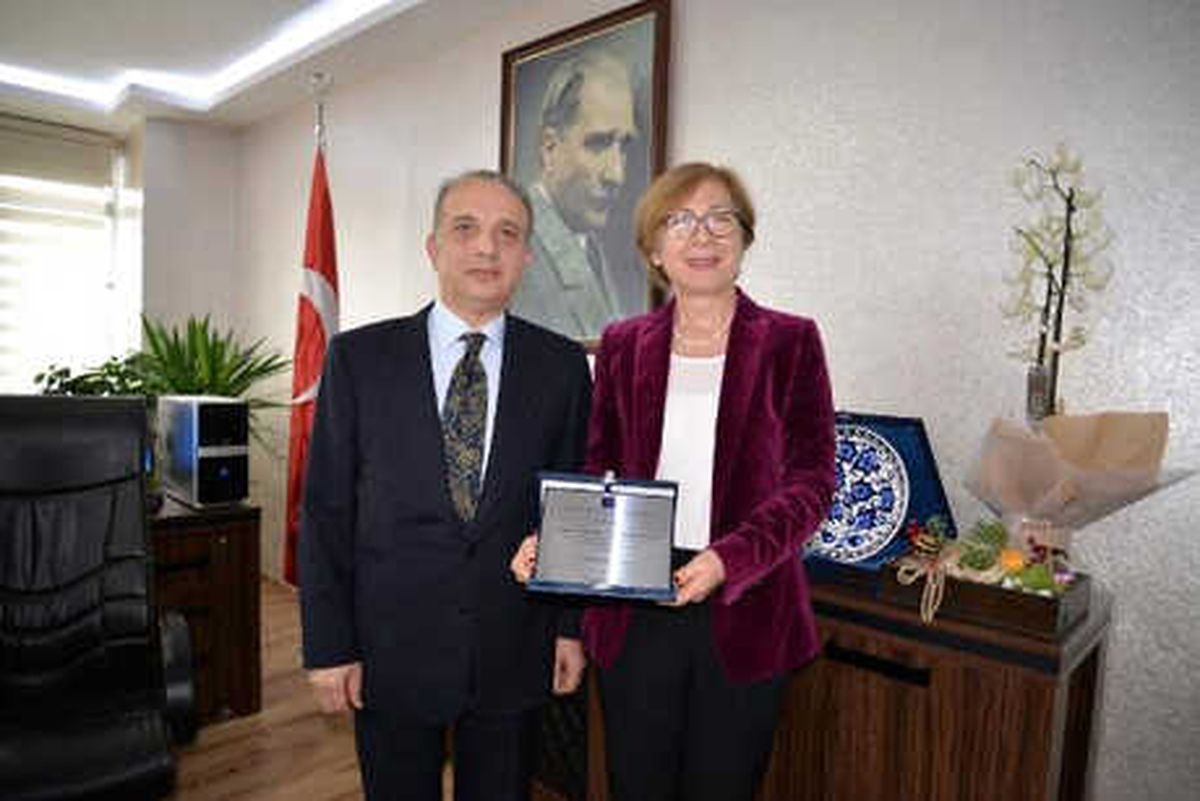 Prof. Dr. Bilgin\'e Avrupa Havayolu Yönetimi Derneği\'nden Diploma