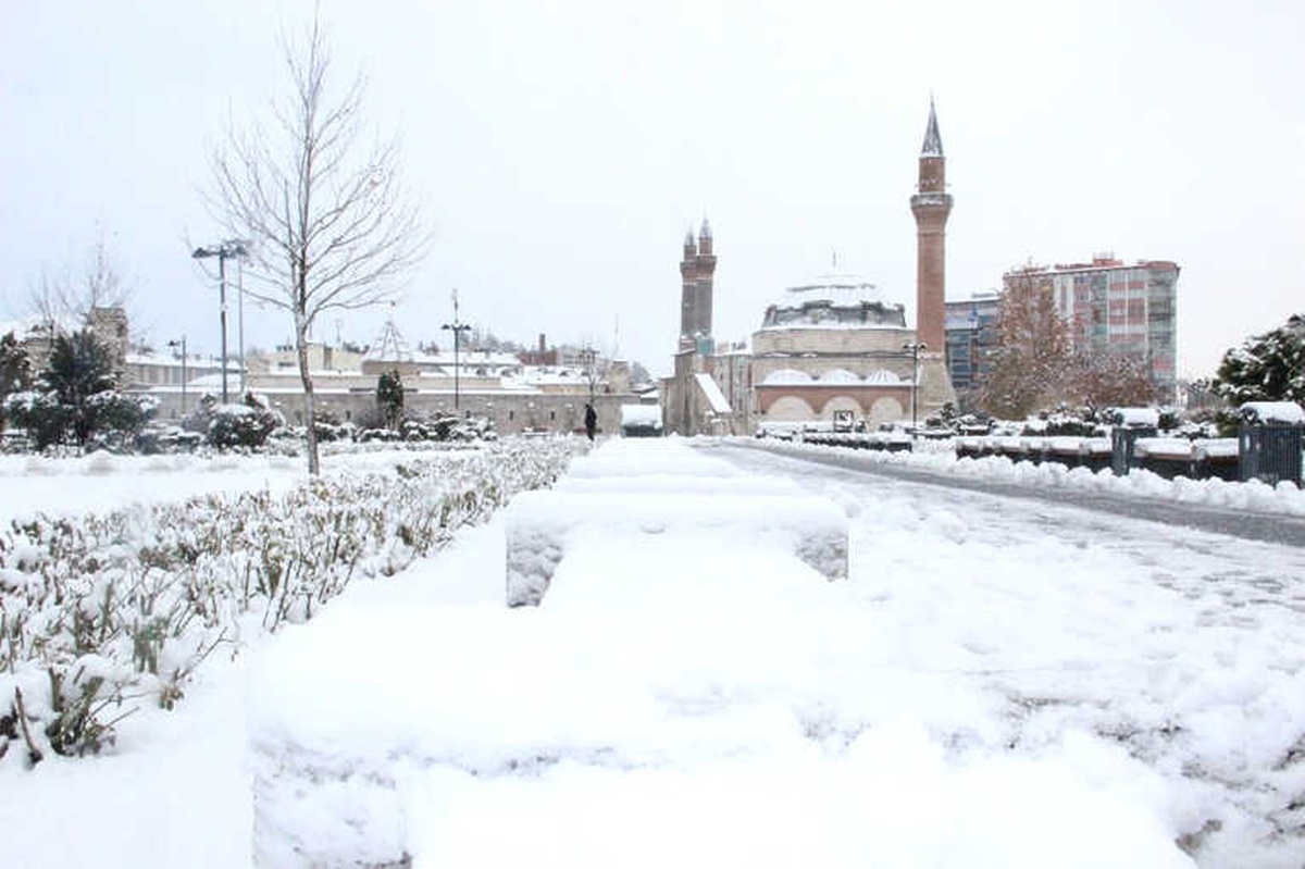 Sivas\'ta Kar Hayatı Felç Etti