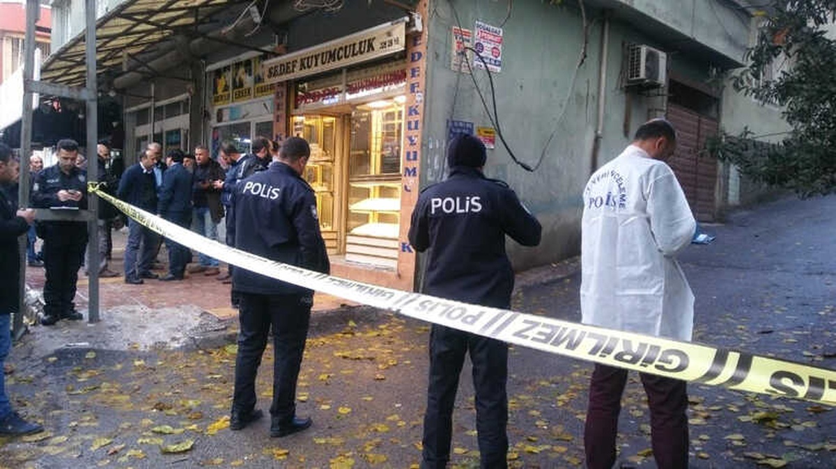 Soyguncuları Püskürten Kuyumcu Yanlışlıkla Yoldan Geçen Kadını Vurdu