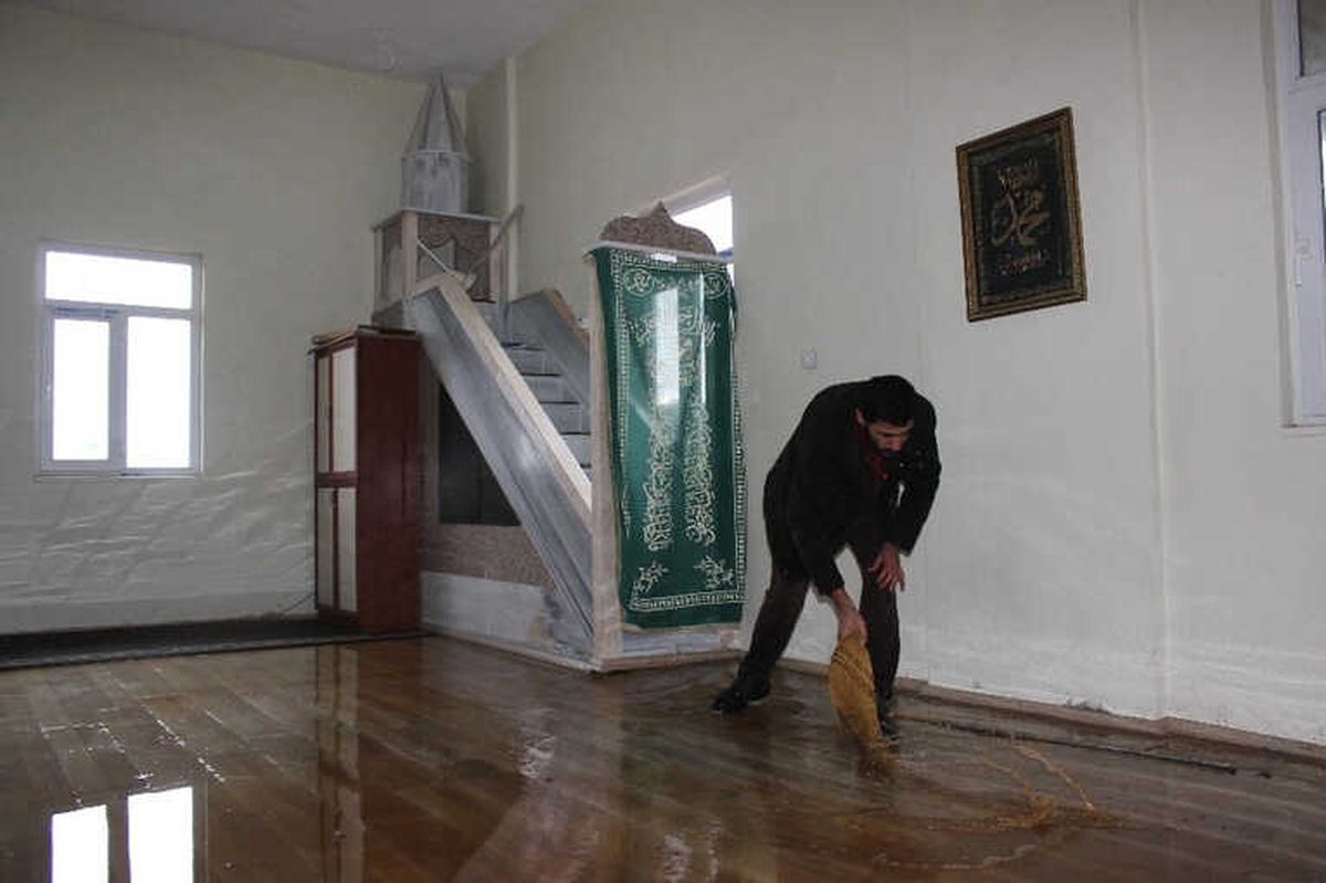 Su Basan Cami Gölete Döndü