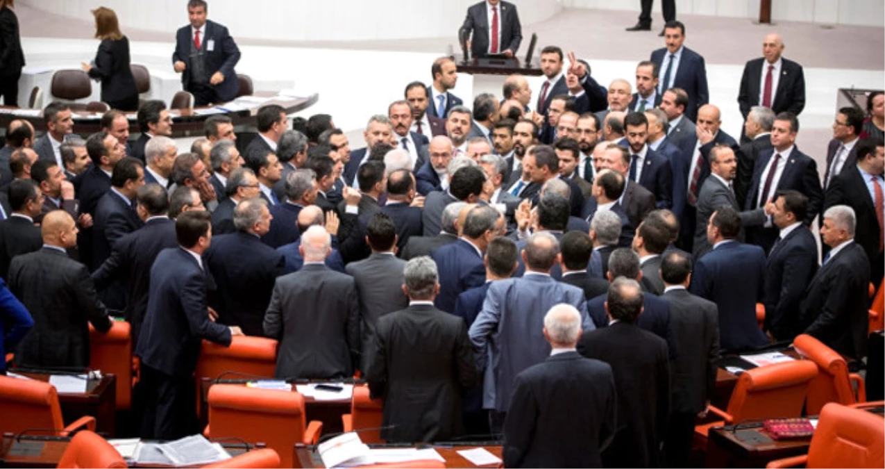 Meclis\'te AK Parti ile CHP Milletvekillerinin Yumruklaşmasına Ramak Kaldı