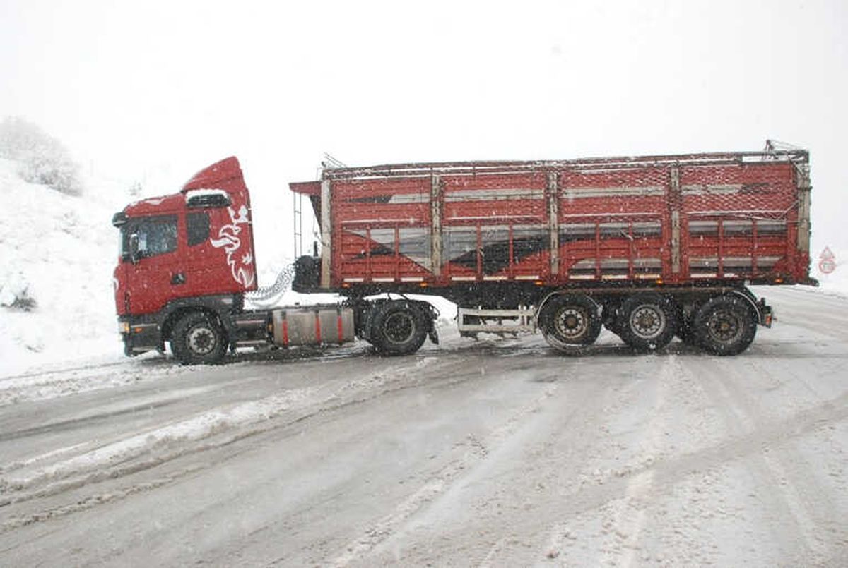 Tokat\'ta Kar Etkili Oldu, Araçlar Yolda Kaldı