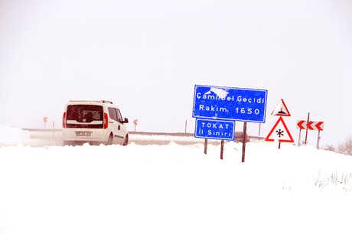 Tokat\'ta Kar Yağışı Ulaşımı Aksattı