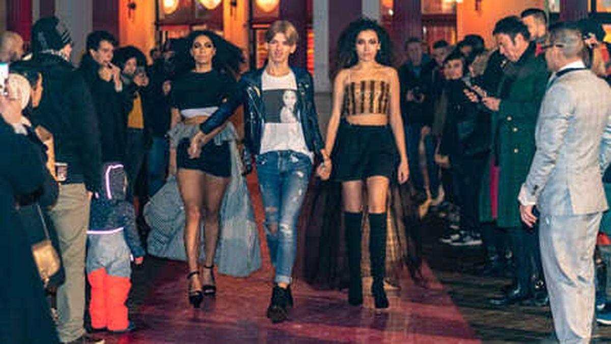 Türk Modacının Defilesinde Podyuma Çıkan Evsiz, Alman Moda Ajansından Teklif Aldı