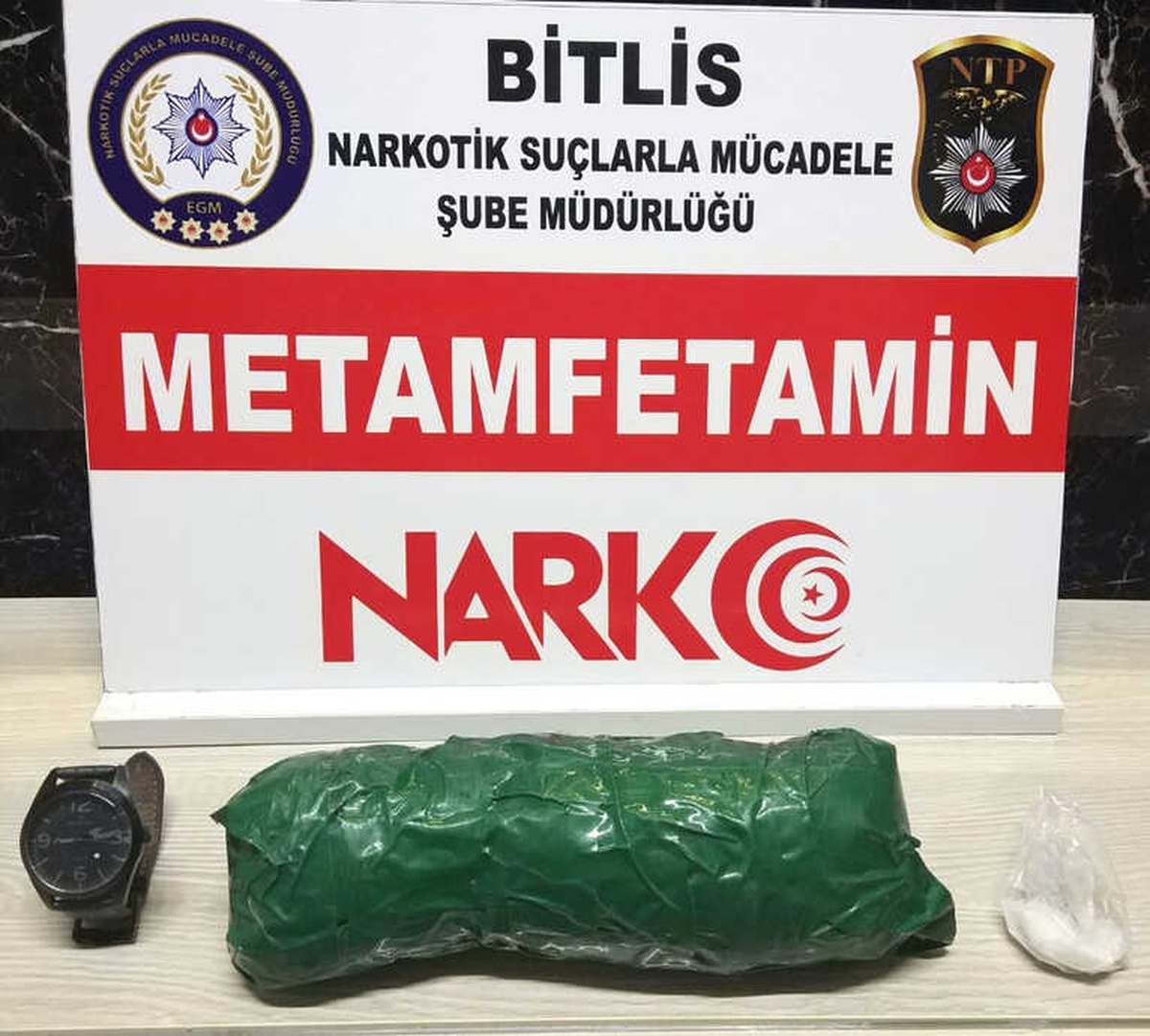 Uyuşturucu Bulunan Otomobilin Sürücüsünde \'F. Gülen\' İbareli Kol Saati Ele Geçirildi