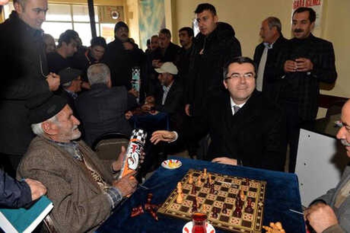 Vali Memiş, Kahvede Satranç Oynayanları İzledi