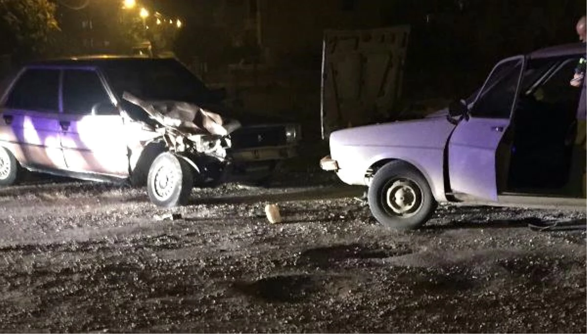 Adana\'da İki Otomobil Çarpıştı: 1\'i Polis 2 Yaralı