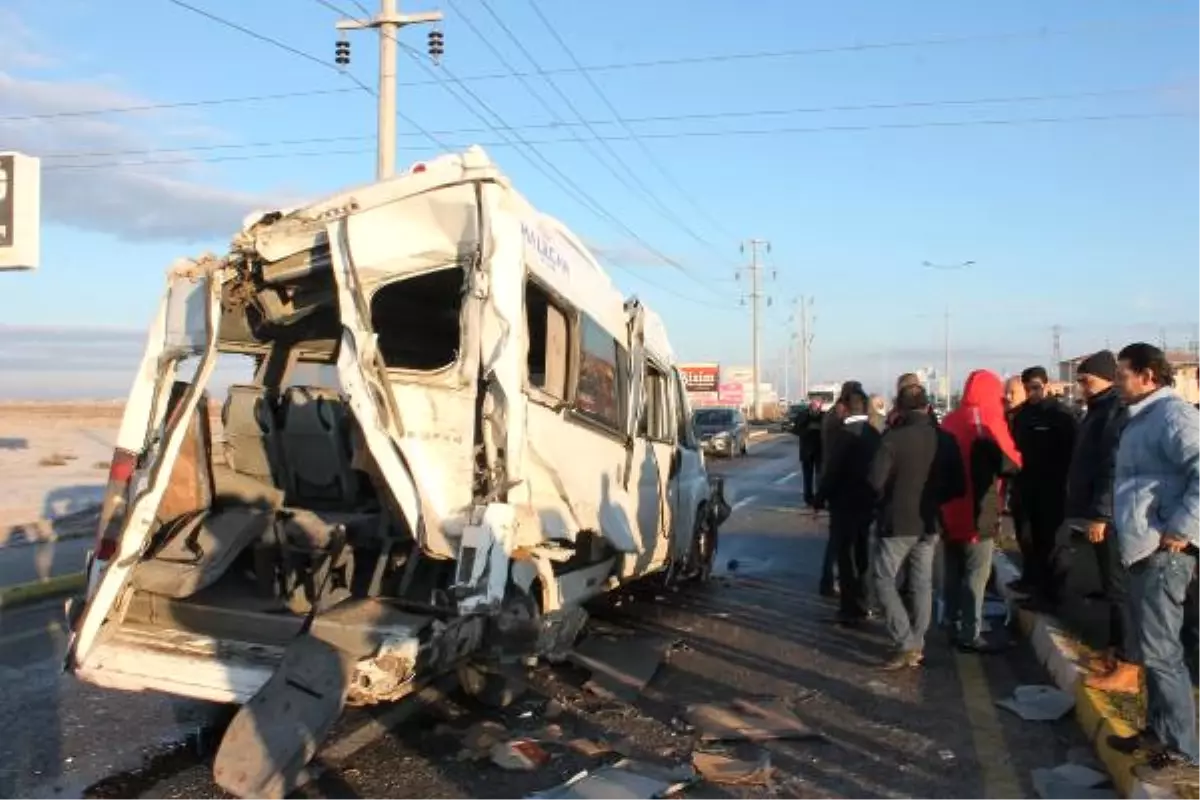 Aksaray\'da İşçi Servisleri Çarpıştı: 17 Yaralı