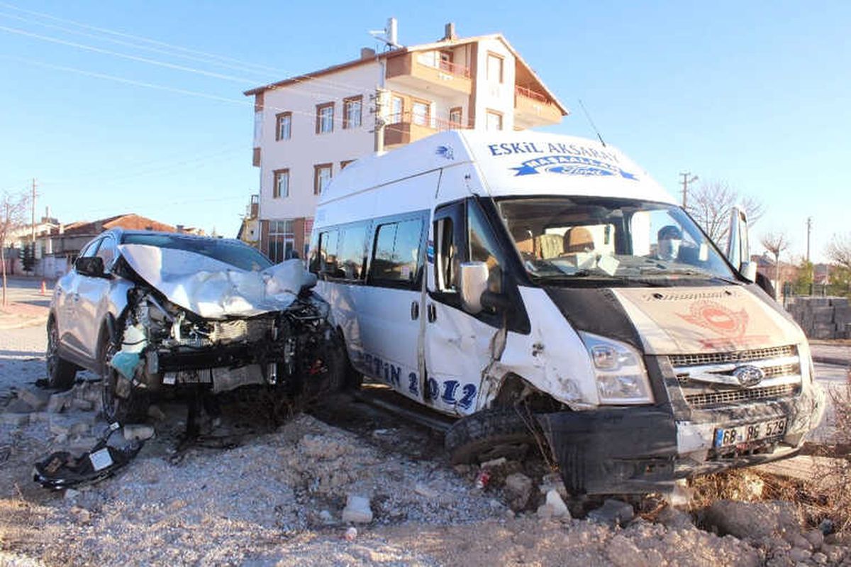 Aksaray\'da Otomobil Minibüse Çarptı: 1 Yaralı