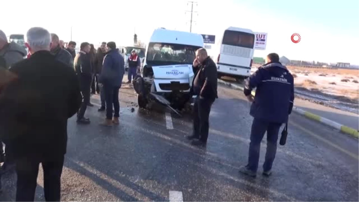 Aksaray\'da Servis Otobüsü ile Minibüs Çarpıştı: 17 Yaralı