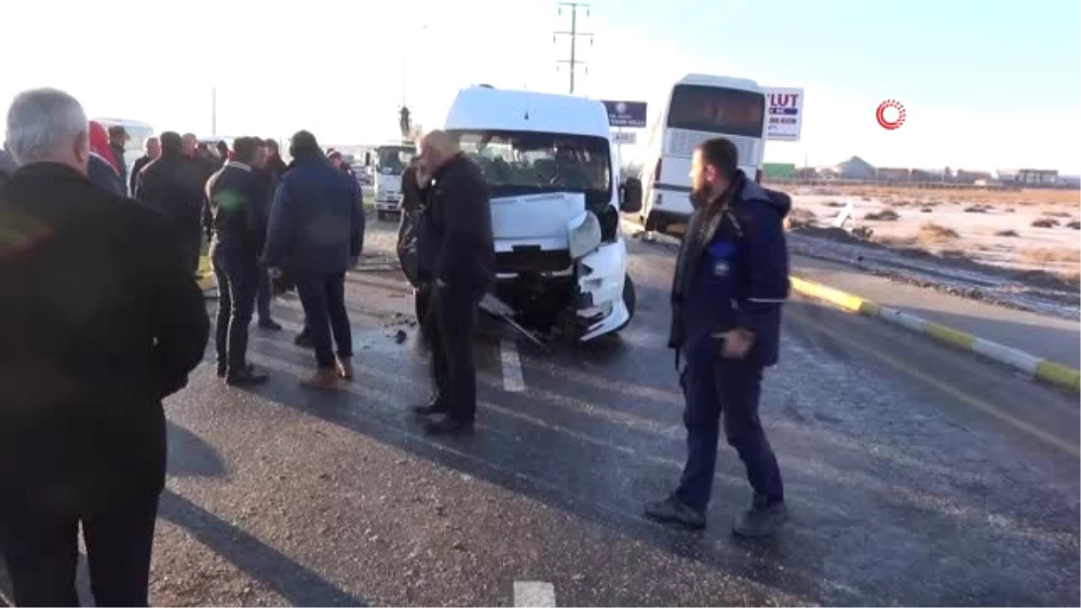 Aksaray\'da Servis Otobüsü ile Minibüs Çarpıştı: 17 Yaralı