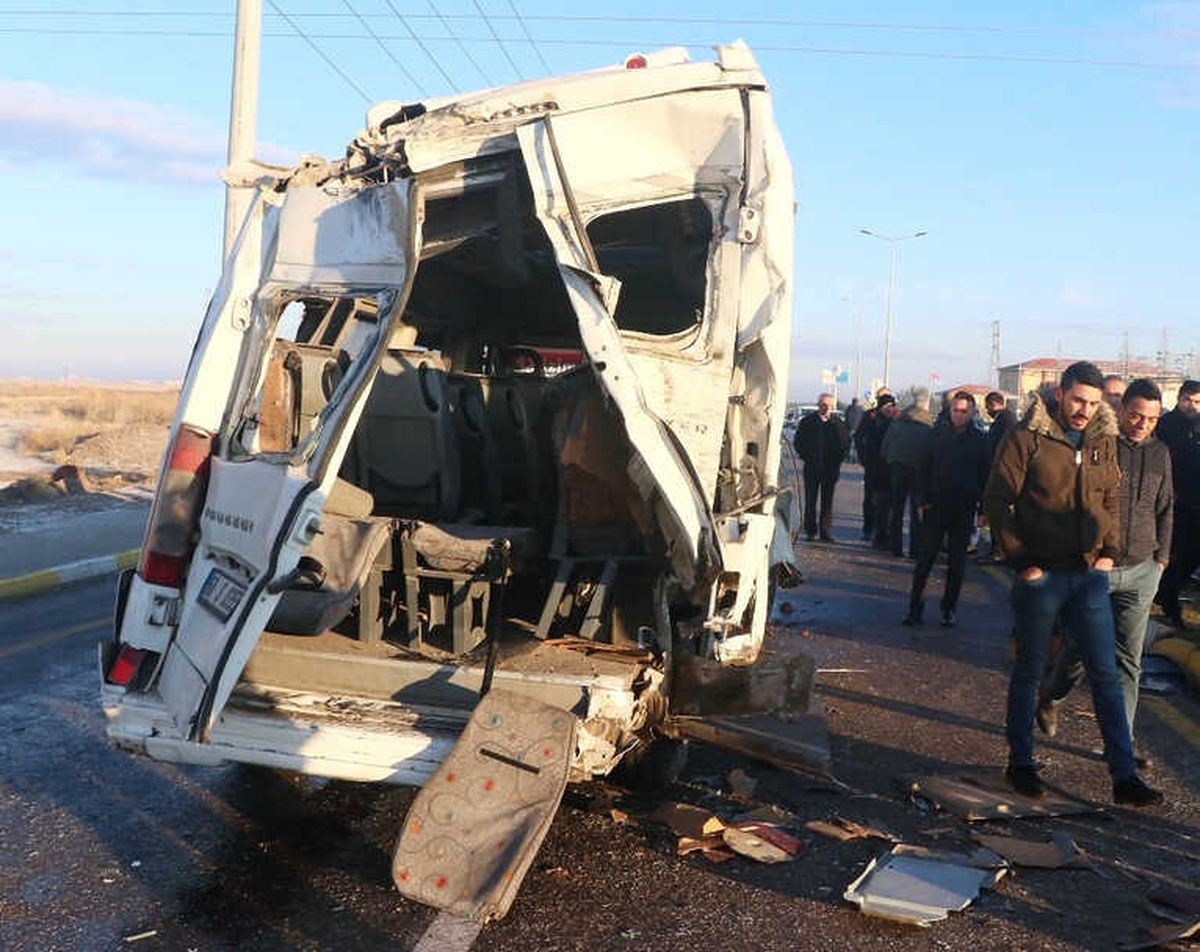 Aksaray\'da Servis Otobüsü ve Minibüsü Çarpıştı: 17 Yaralı