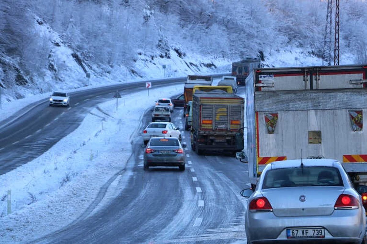 Araçlar Buzda Dans Etti, Sürücülerin İmdadına Diğer Sürücüler Yetişti