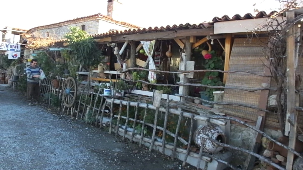 Balıkesir\'de 71 Yıllık Taş Bina Müze Gibi Çay Evi Oldu