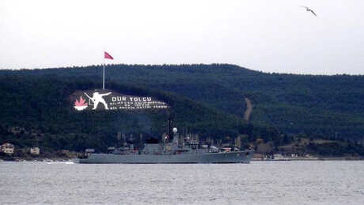 Bulgar Fırkateyni Çanakkale Boğazı\'ndan Geçti