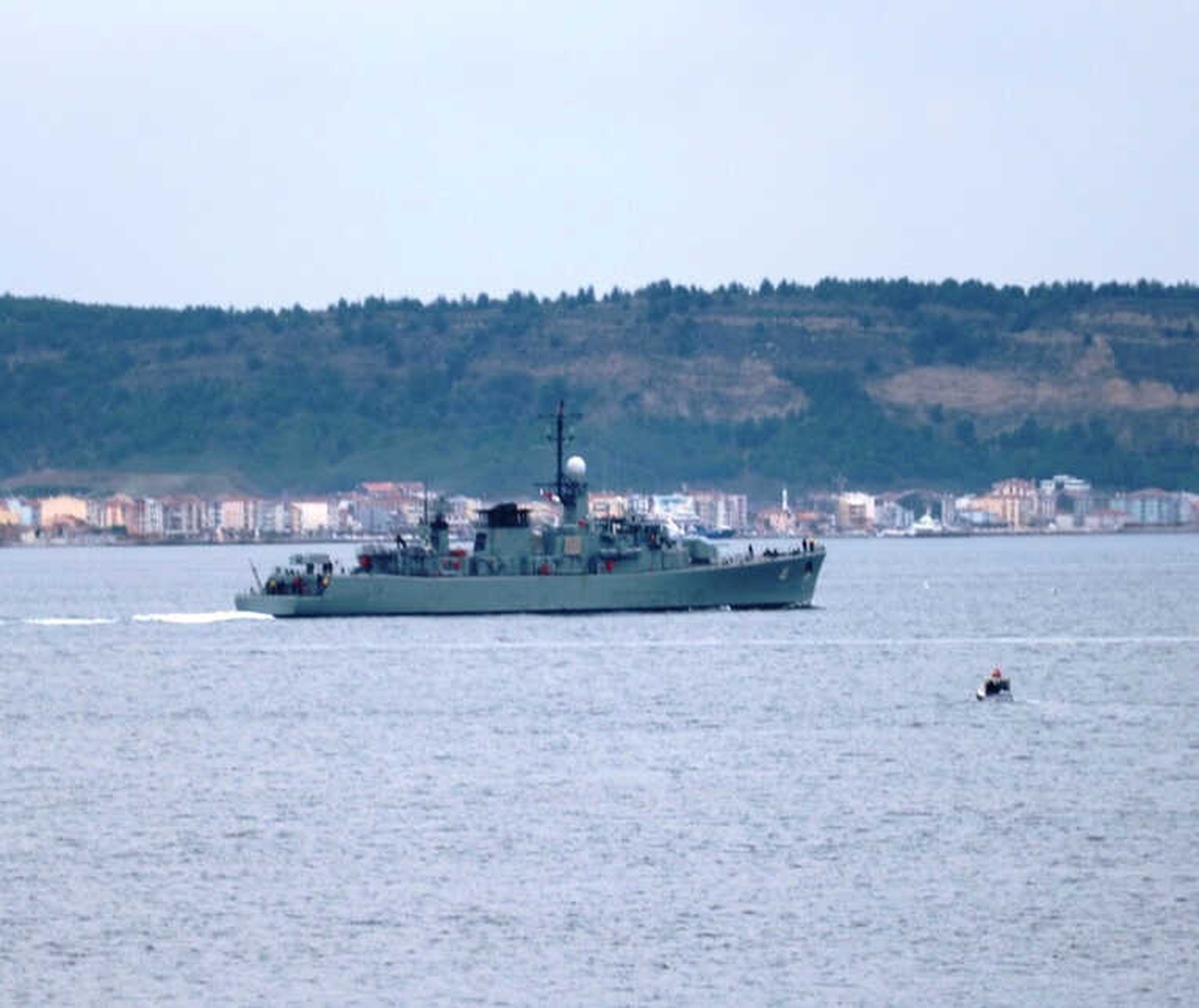 Bulgaristan Fırkateyni Çanakkale Boğazı\'ndan Geçti