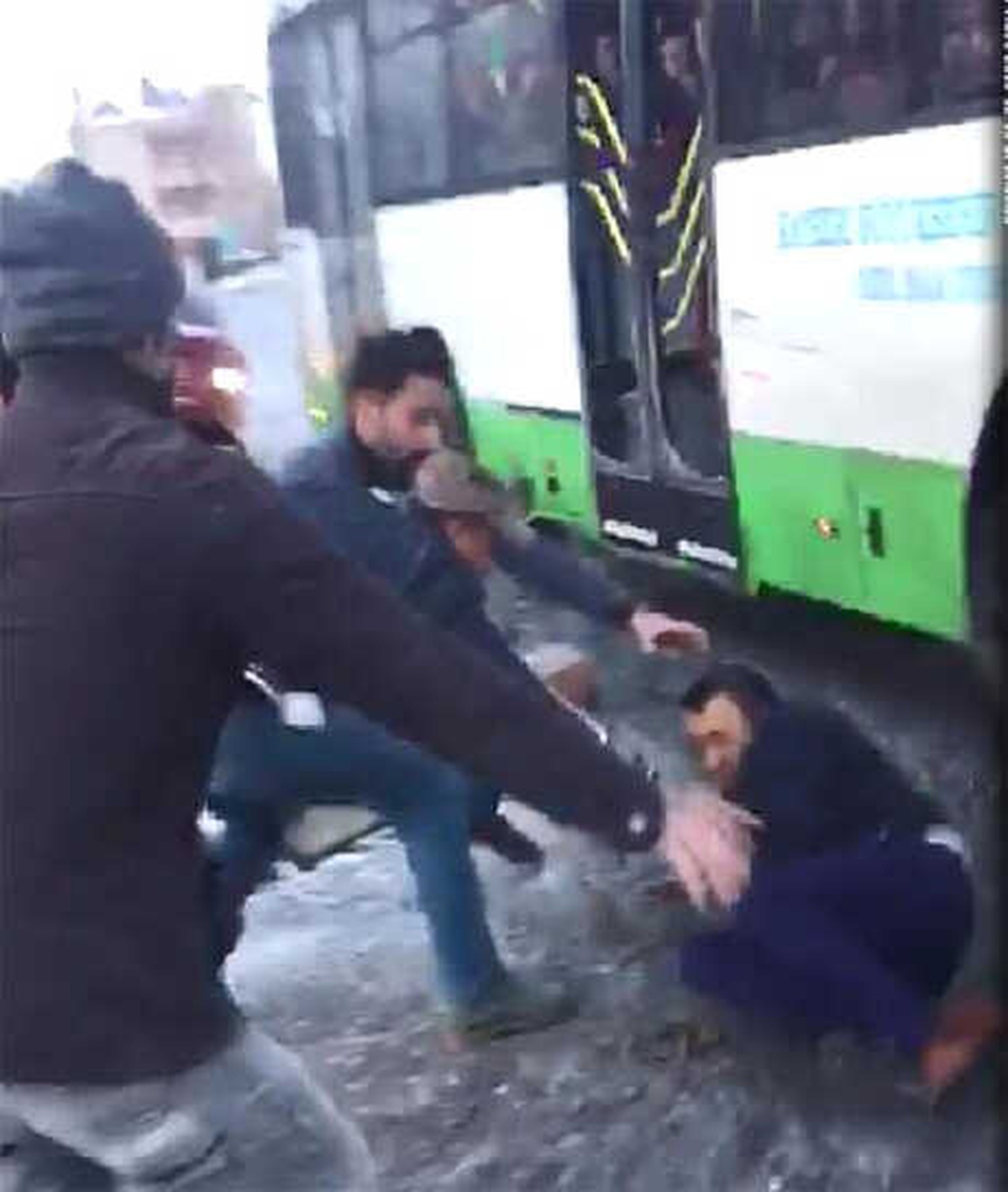 Buzlanan Yolda Kayan Halk Otobüsünün Altında Kalmaktan Son Anda Kurtuldu
