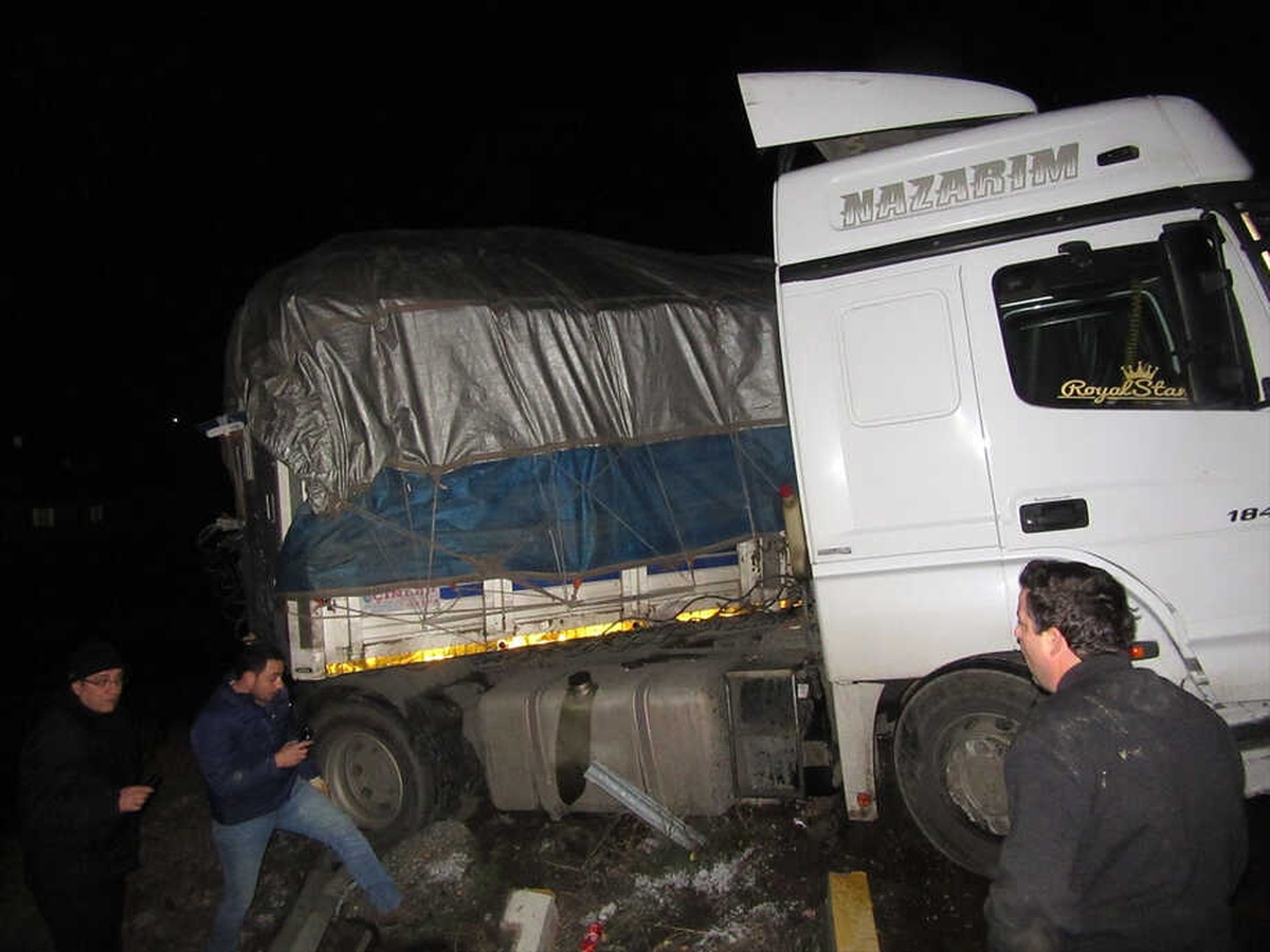 Buzlanan Yolda Kayan Tır Bariyere Çarptı: 1 Yaralı