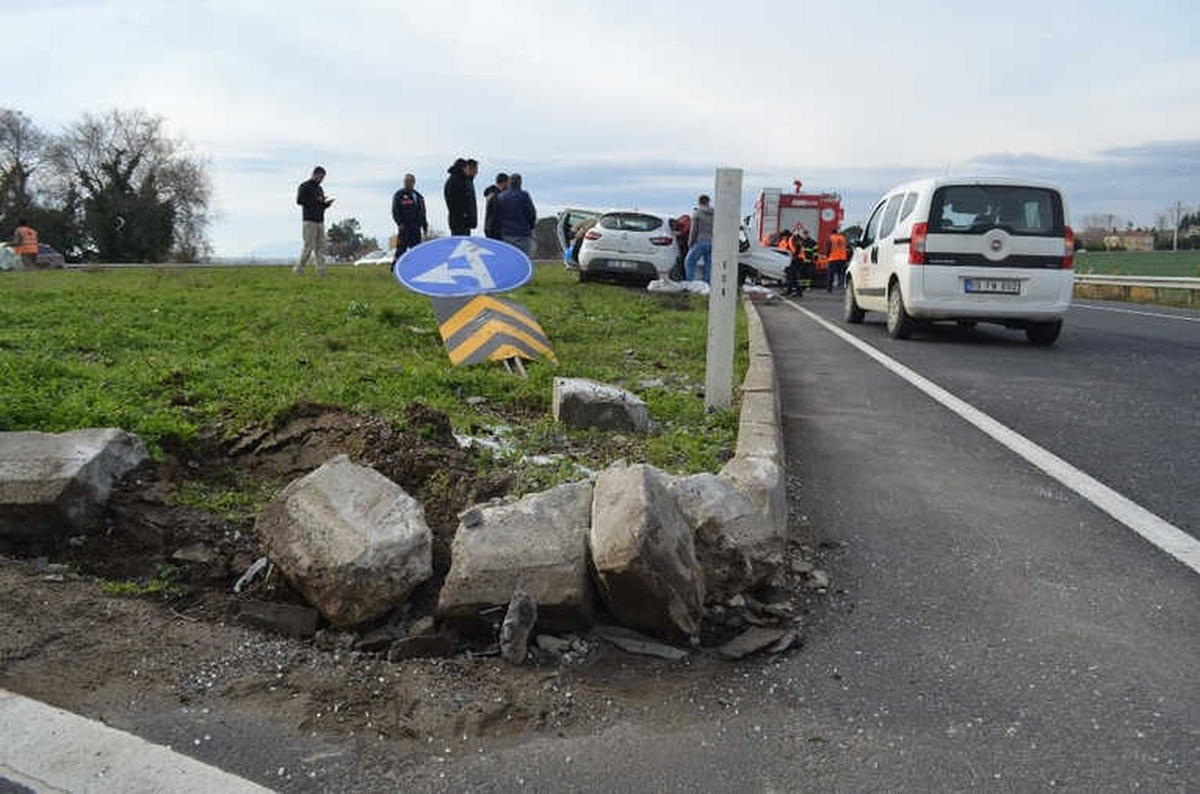 Çarpışan Otomobiller Metrelerce Sürüklendi: 3 Yaralı