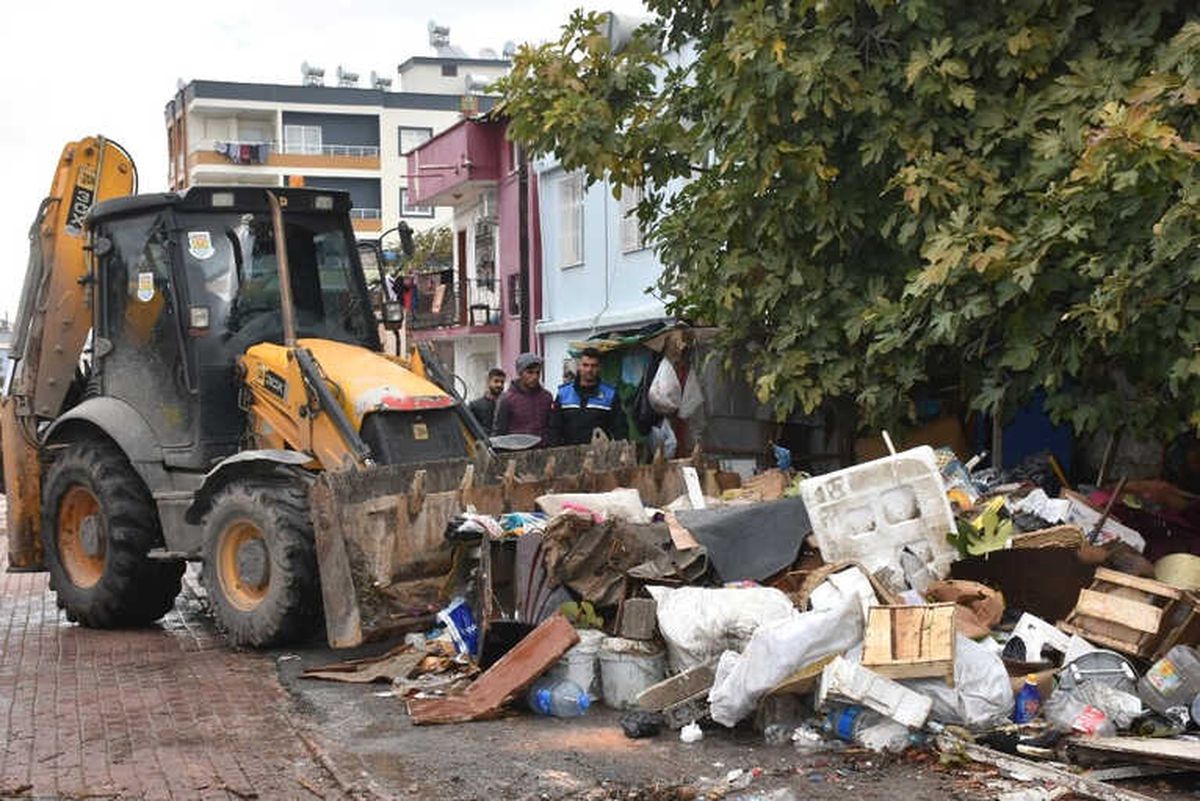 Çöp Evden 22 Kamyon Dolusu Çöp Çıktı