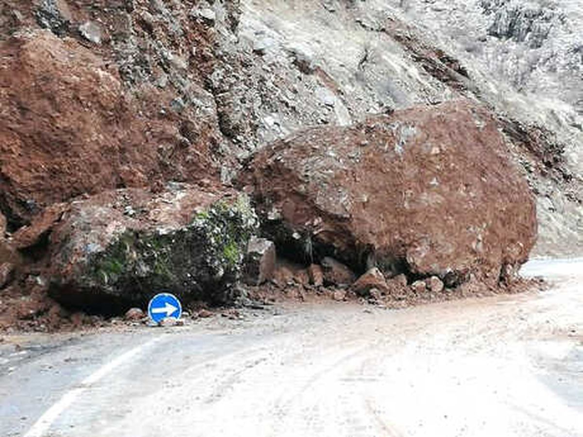 Çukurca- Şırnak Karayoluna Kaya Düştü