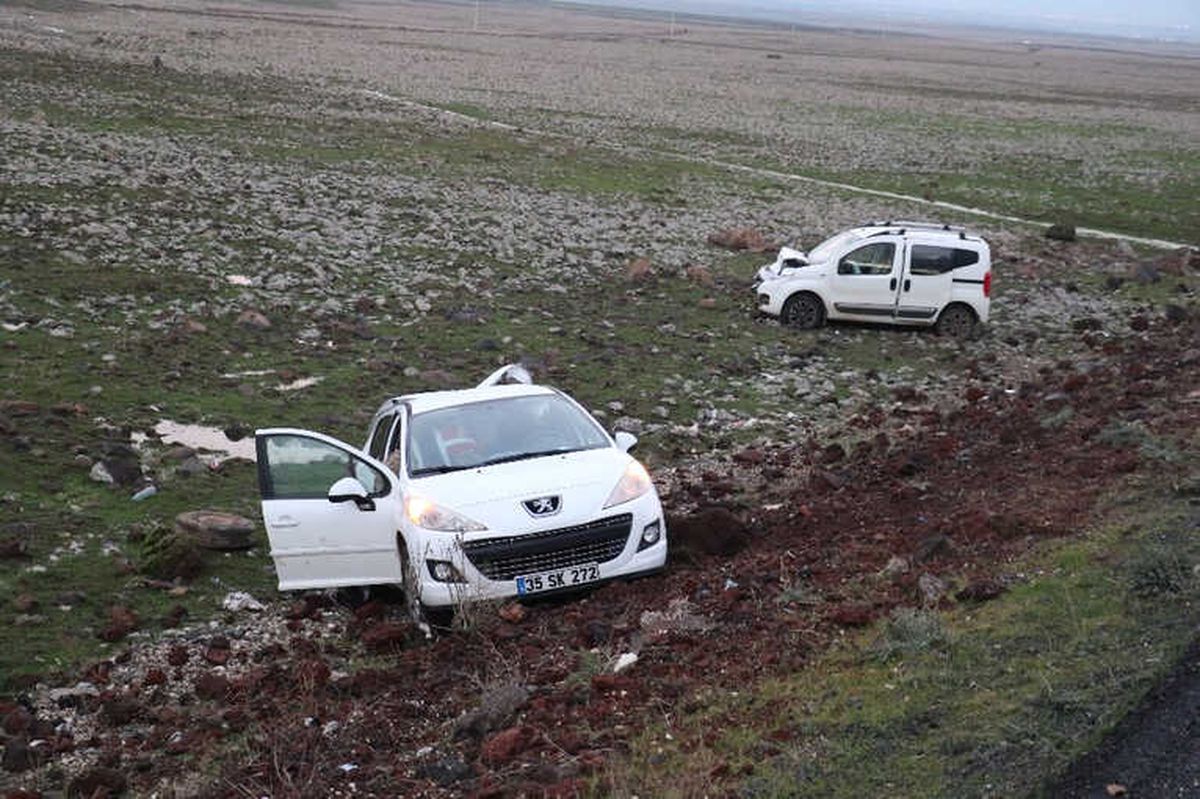 Diyarbakır\'da İki Araç Şarampole Yuvarlandı: 2 Yaralı