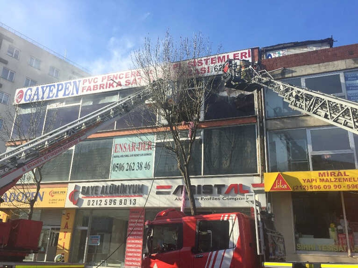 Esenyurt\'ta İş Yeri Deposunda Yangın
