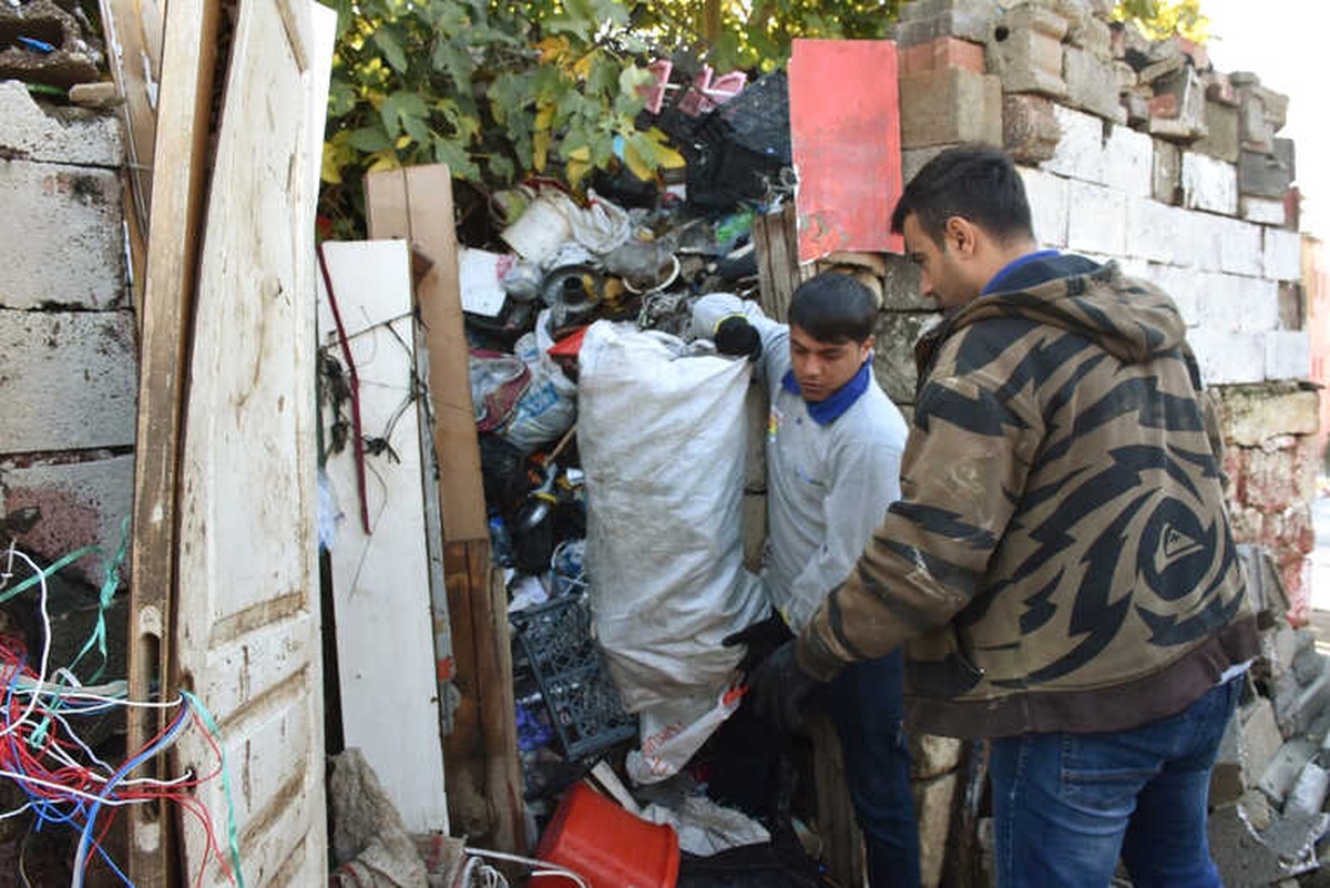 Evden 22 Kamyon Dolusu Çöp Çıktı