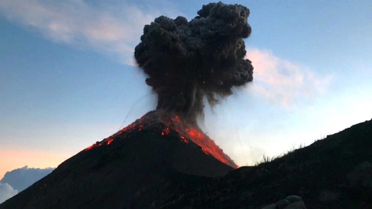 Fuego Yanardağı\'na Tırmanan Dağcılar Patlamayla Burun Buruna Geldi