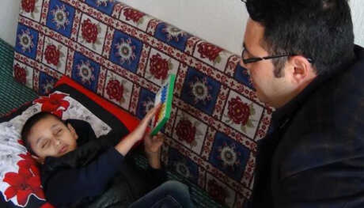 Görme Engelli ve Cam Kemik Hastası Öğrencisine Evinde Eğitim Veriyor