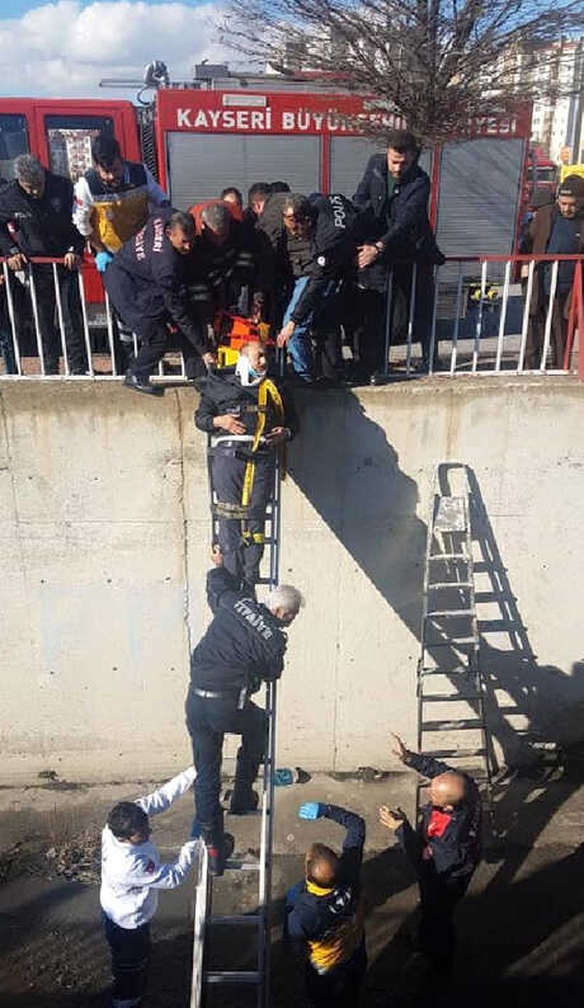 Hafif Ticari Aracıyla Düştüğü Kanaldan Merdivenle Çıkarıldı