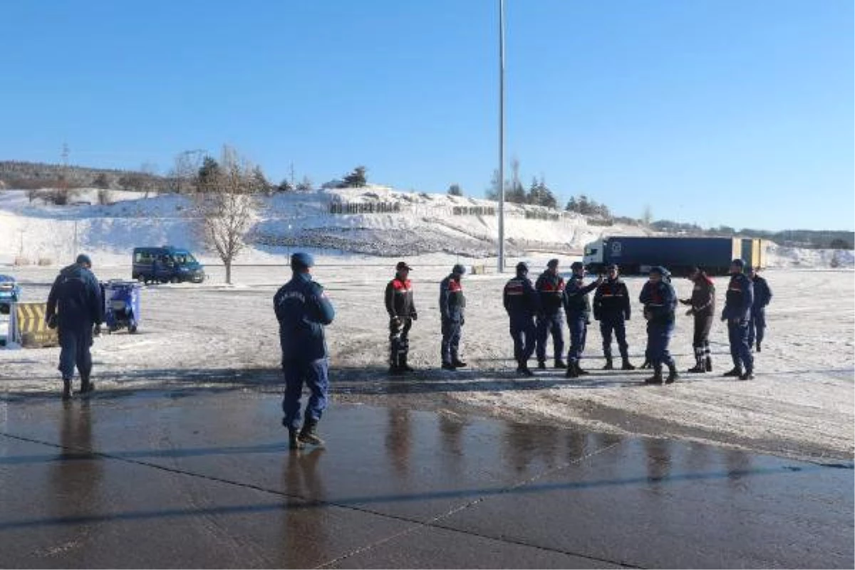 Jandarma, Otomobilden Yardım Çağrısında Bulunan Sürücüyü Arıyor (1)