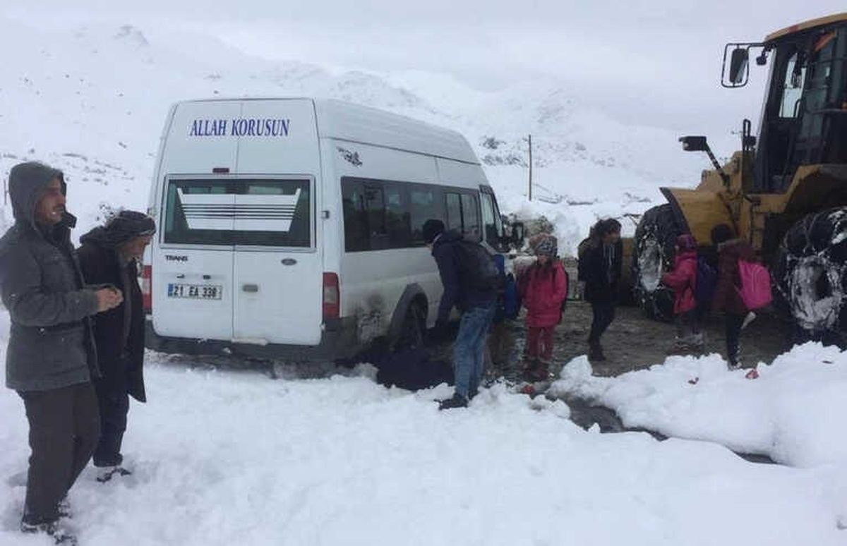 Kar ve Tipide Mahsur Kalan Öğrenciler Kurtarıldı