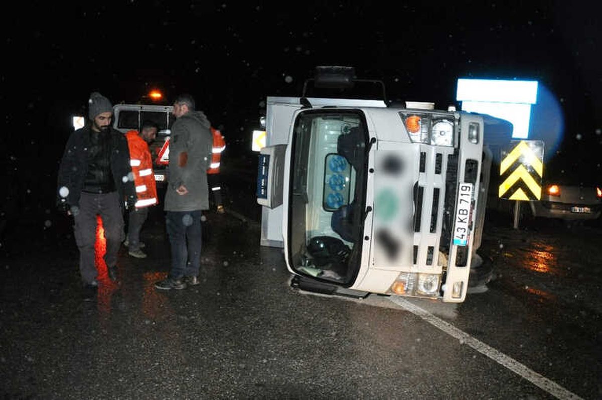 Kayganlaşan Yolda Kamyonet Devrildi: 1 Yaralı