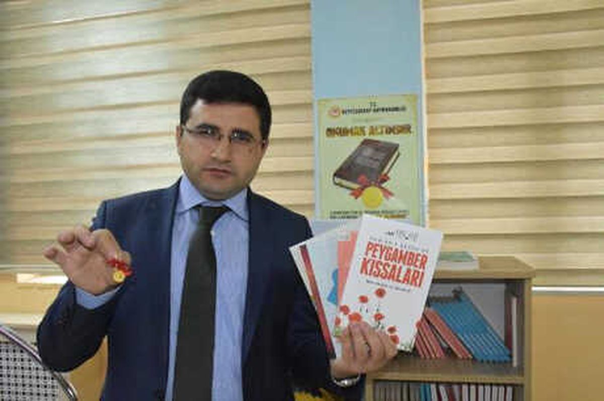 Kitap Okuyan Öğrenciye Kaymakamdan Çeyrek Altın
