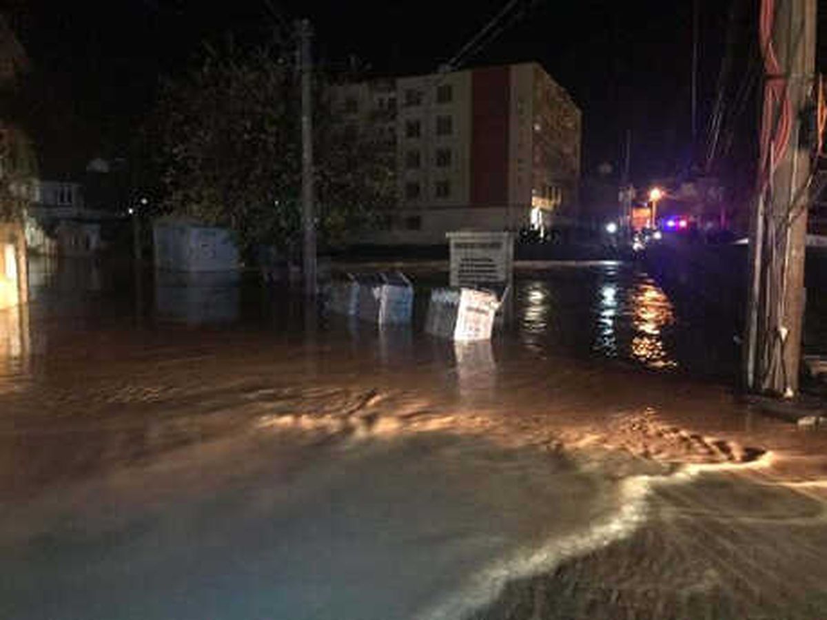 Kızıltepe\'de Dere Taştı, Yollar Göle Döndü
