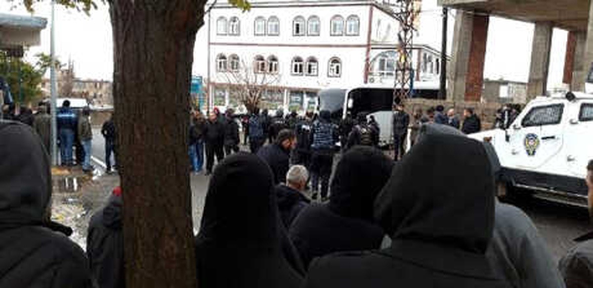 Kocaköy\'de Elektrik Kaçağını Önleyen Sistemin Kurulumu Sırasında Gerginlik