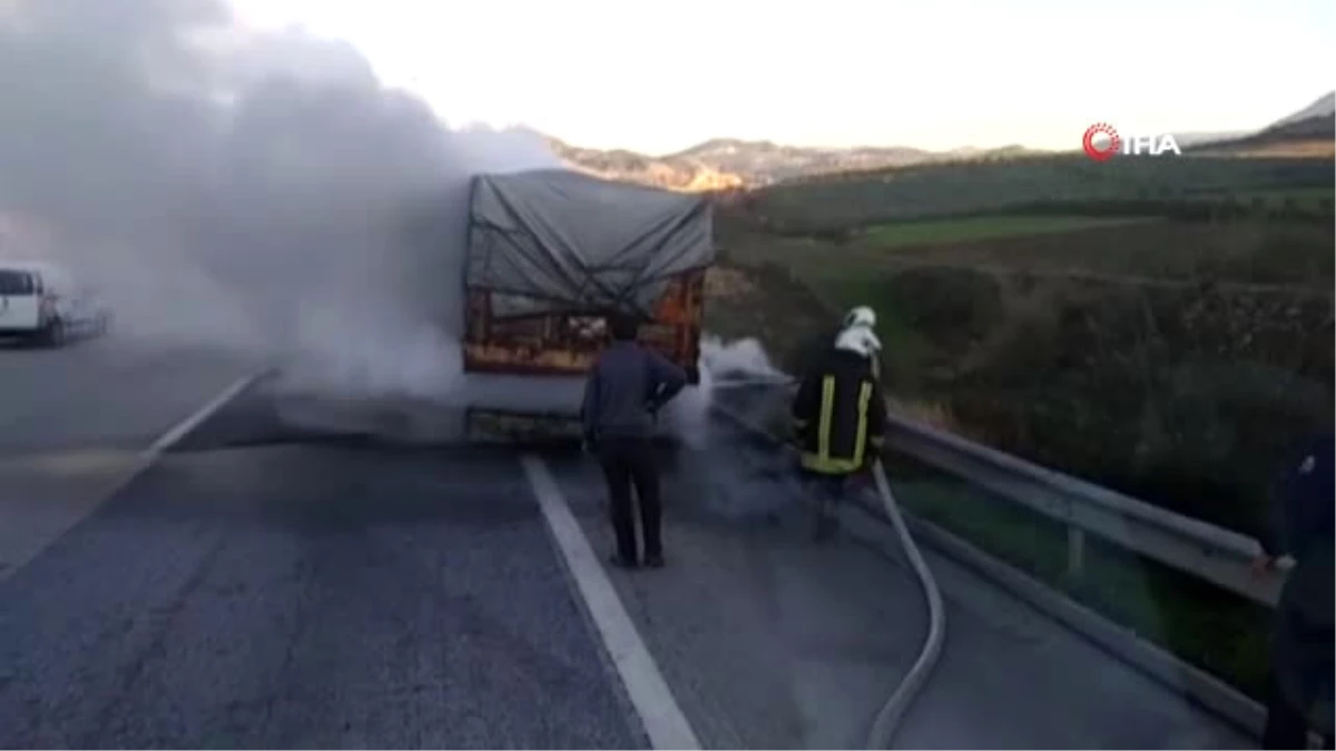 Lastiği Patlayan Tırın Dorsesi Yandı