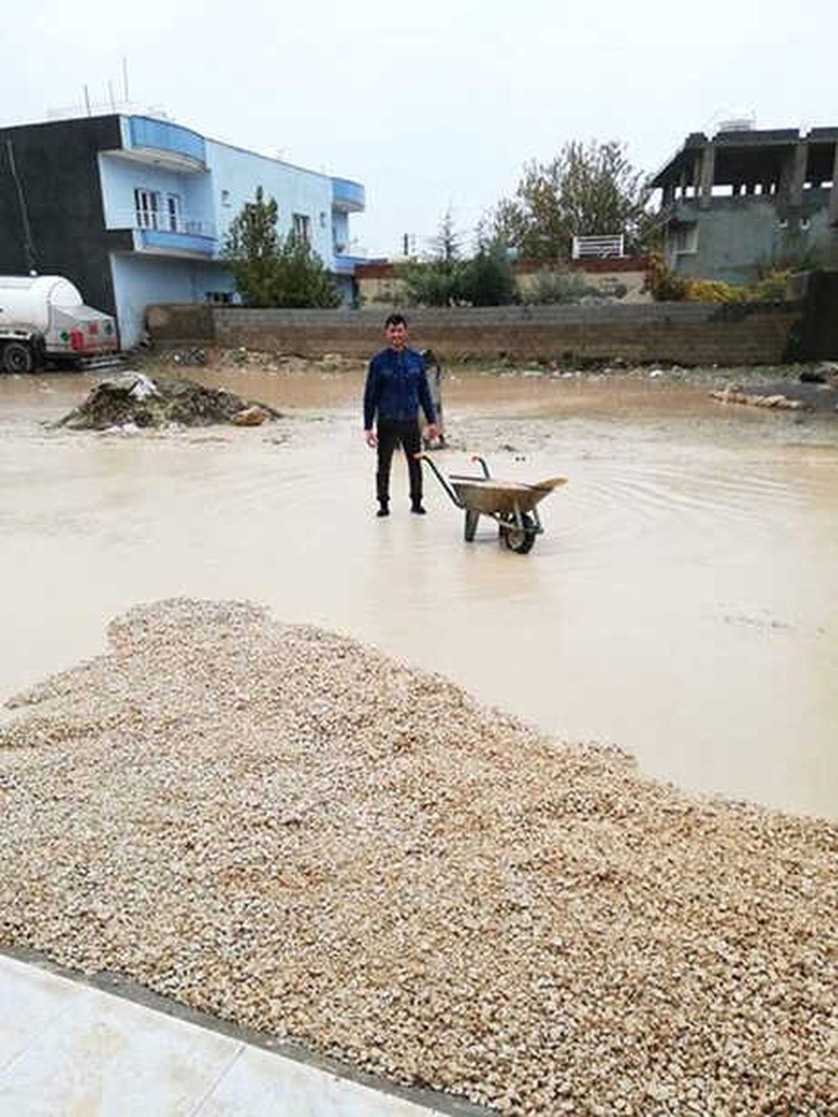 Mardin\'de Sağanak; Öğrenci Servisi Yolda Oluşan Gölette Kaldı
