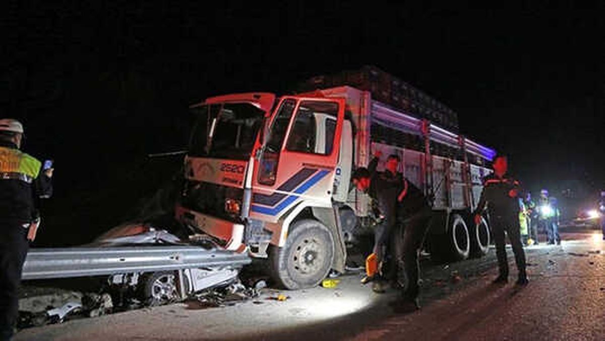 Mersin\'de trafik kazası: 1 polis şehit, 2\'si polis 8 yaralı